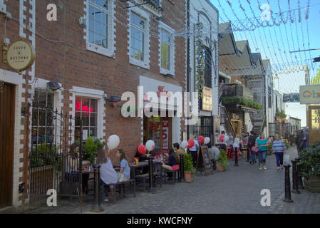 Bars und Restaurants Essen essen und trinken Glasgow im Sommer Sonne Ashton Lane, Glasgow, Vereinigtes Königreich Stockfoto