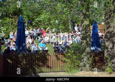 Biergarten Publikum sitzen auf Gras 8190 Bars und Restaurants Essen essen und trinken Glasgow im Sommer Sonne Ashton Lane, Glasgow, Vereinigtes Königreich Stockfoto