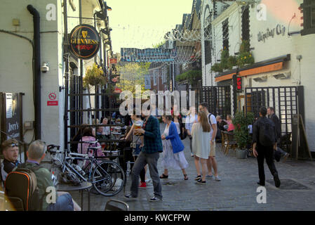 Ubiquitous Chip bars und restaurants essen Essen und Trinken Glasgow im Sommer Sonne Ashton Lane, Glasgow, Vereinigtes Königreich Stockfoto