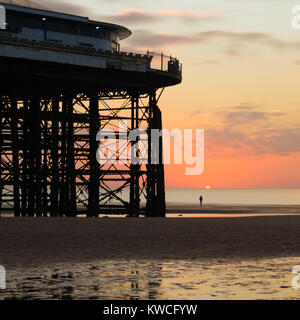 Central Pier in Blackpool mit einsame Abbildung Sonnenuntergang beobachten Stockfoto