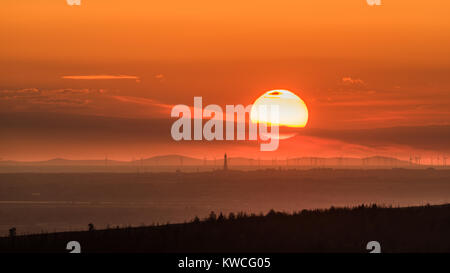 Sonnenuntergang über der Insel des Mannes mit einem weit entfernten Blackpool im Vordergrund. Stockfoto