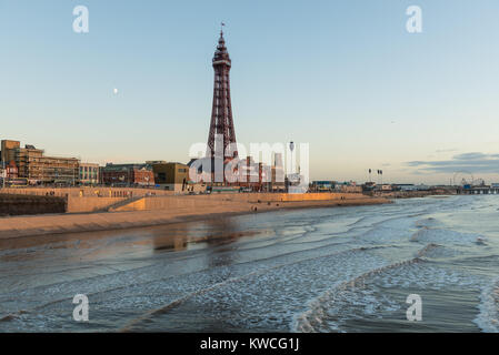 Blackpool Tower mit Strand im Vordergrund Stockfoto