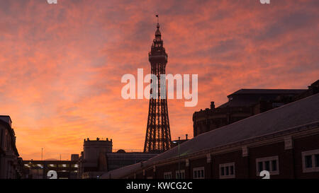 Blackpool Tower mit sehr bunten Sonnenuntergang Himmel Stockfoto