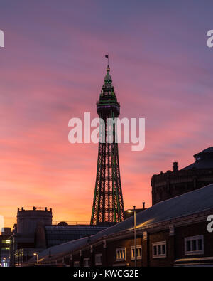 Blackpool Tower mit sehr bunten Sonnenuntergang Himmel Stockfoto