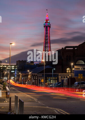 Blackpool Tower leuchtet in der Dämmerung mit dem Auto licht Trails im Vordergrund Stockfoto