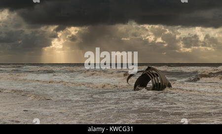 Mary's Shell. Eine stahl Artwork in stürmischen Wasser gegen einen dramatischen Himmel mit Sonnenstrahlen. Stockfoto