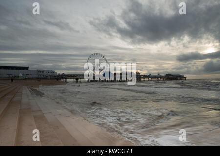 Blackpool Central Pier & stürmischen Wellen Stockfoto