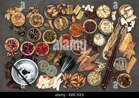 Chinesische alternative Medizin mit Kräutern, Akupunkturnadeln, moxa Sticks in moxibustion Therapie und Feng Shui Münzen verwendet wird. Ansicht von oben. Stockfoto