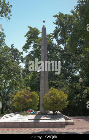 Lazarevskoe, Sotschi, die Region Krasnodar, Russland - 29. Juni 2014: Massengrab mit einer Stele auf dem Hügel von Helden in das Dorf Lazarevskoe, Stockfoto