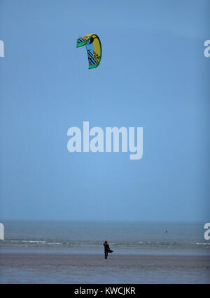 Kitesurfer macht sich auf den Weg, um das Wasser auf dollymount Strang in Dublin als Winde start abzuholen. Stockfoto