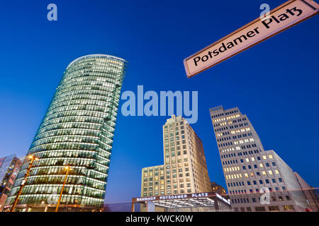 Night Shot am Potsdamer Platz in Berlin mit einem Straßenschild. Stockfoto