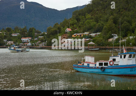 Holz- Fischerboot Strände an der Küste in dem kleinen Dorf Tortel im nördlichen Patagonien, Chile. Stockfoto