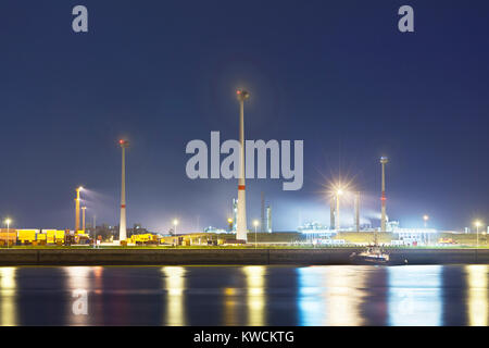 Ein Container Terminal mit hohen Windkraftanlagen. Night Shot in Antwerpen, Belgien. Stockfoto