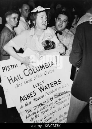 Agnes Waters bei der Democratic National Convention 1948. Ihr Plakat liest, 'Auserwählten Agnes Waters - als erste Frau Präsidentin der Vereinigten Staaten'. Sie war eine weit rechts, maßloser, Intoleranz und erfolglose Politiker. (BSLOC 2014 13 76) Stockfoto