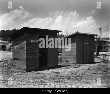 Separate aber gleich privies für die Bauarbeiter bei Clinton Techniker arbeitet, 1943. Bauarbeiter bauen der X-10 Anlage in Oak Ridge, TN, das Haus der Welt wäre die zweite atomic Haufen waren, die X-10 Graphit Reaktor. (BSLOC 2014 13 98) Stockfoto