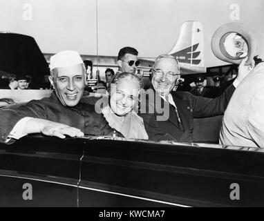 Premierminister Jawaharlal Nehru von Indien und von Präsident Harry Truman in offenen Wagen. Zwischen ihnen ist Nehru Schwester, Madame Vijaya Lakshmi Pandit, der indische Botschafter in die USA Oktober 11, 1949. - (BSLOC 2014 15 102) Stockfoto