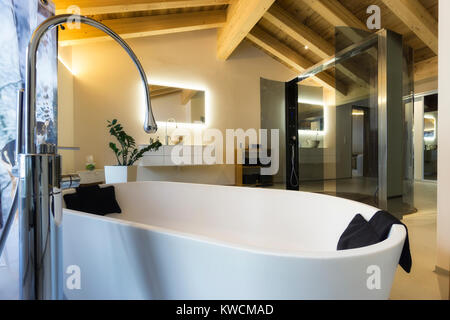 Luxuriöses Badezimmer mit Badewanne und Decke aus Holz Stockfoto
