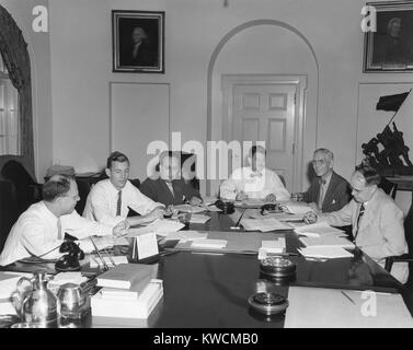 Der Rat der Wirtschaftsberater und Personal des Weißen Hauses vorbereiten Trumans Mitte Wirtschafts- Bericht. Juli 9, 1949. L-R: Charles S. Murphy; David Bell; Leon Katharina, Stellvertretender Vorsitzender des Rates der Wirtschaftsberater; Robert Turner; Edwin Nourse, Vorsitzender des Rates; John D. Clark, Mitglied des Rates der Wirtschaftsberater. - (BSLOC 2014 15 111) Stockfoto