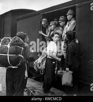 Demobilisierte japanische Soldaten Menge Züge in Hiroshima auf dem Weg nach Hause. Zivile Frauen warten mit einer bereits überfüllten Boxcar im September 1945. Obwohl der sind auf der Website der Atombombe, die Strahlung war das meiste schon weg. 80% der Strahlung der A-Bombe innerhalb der ersten 24 Stunden abgeführt. - (BSLOC 2014 15 129) Stockfoto