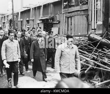Kaiser Hirohito, seine königliche Partei, und einige amerikanische Soldaten Tour die Bombe - wrecked Showa Electric Industry Co 1946, Japan. - (BSLOC 2014 15 138) Stockfoto