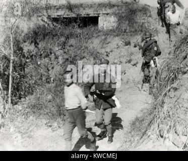 Chinesischen Kommunistischen Soldaten werden aus einem Turm von Regierungstruppen gefangen genommen. Die Kämpfe fanden an der Grenze der Provinzen Kiangsi und Fukien im Januar 1934. - (BSLOC 2014 15 153) Stockfoto