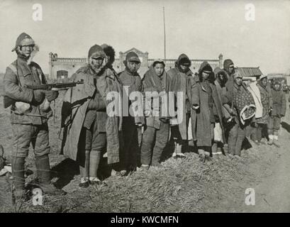 Chinesischen Bürgerkrieg 1946-1949. Truppen der 38e Division von Nationalisten chinesischen Armee in der Mandschurei guard kommunistischen Gefangenen. Jan. 9, 1947. - (BSLOC 2014 15 167) Stockfoto