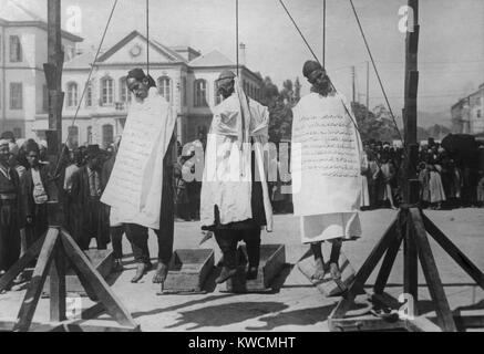 Triple Aufhängen von Banditen Druse'' in Marjeh Platz, Damaskus, für die Ermordung von französischen Offizieren. Das Bild kann auf die große Drusen Revolte von Juli 1925 - Juni 1927 bezogen werden. - (BSLOC 2014 15 195) Stockfoto