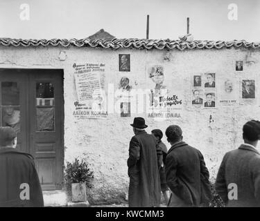 Royalisten politische Plakate an der Außenwand einer Taverne verputzt. Athen, Griechenland, 31. März 1946. -(BSLOC 2014 15 222) Stockfoto