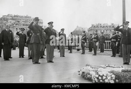 Generäle Dwight Eisenhower und Charles de Gaulle begrüssen das Grab des Unbekannten Soldaten in Paris. Juni 14, 1945. - (BSLOC 2014 15 237) Stockfoto