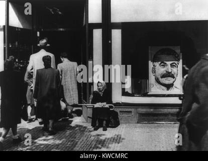 Porträt von Stalin in Prag speichern Fenster zum Zeitpunkt der kommunistischen Staatsstreich vom Februar 1948. -(BSLOC 2014 15 249) Stockfoto