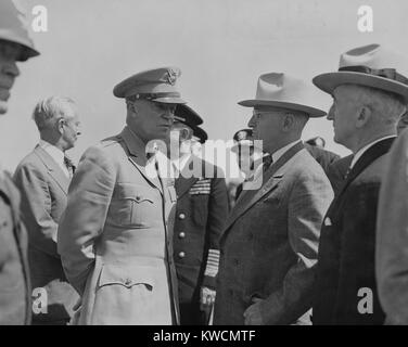 Präsident Harry Truman und General Dwight Eisenhower auf dem Weg zur Potsdamer Konferenz. Staatssekretär James Byrne in ganz rechts. Brüssel, Belgien, 15. Juli 1945. - (BSLOC 2014 15 26) Stockfoto