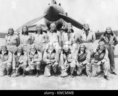 Die Piloten der Flying Tigers, American freiwillige fliegen und kämpfen in China im März 1942. L-R Vordere Reihe: C.R. Bond; G.L. Paxton; s. Wright; J.V. Newkirk; D.L. Hügel; J. G. hell; und E.S. Conant. Hintere Reihe: R.B. Keeton; F. Lawlor; Z.B. Ricketts; R.F. Layher; 1234567; Geselbracht T.A. Jones; F. Schiel. - (BSLOC 2014 14 14) Stockfoto
