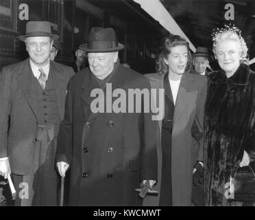 Winston Churchill kurz nach seiner Ankunft in den Vereinigten Staaten, mit Mitgliedern seiner Familie. L-R: Spencer Churchill, ehemaliger Premierminister Churchill, Sarah Churchill, und Frau Clementine. 10.02.1946. - (BSLOC 2014 15 37) Stockfoto