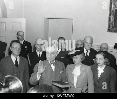 Vizepräsident Harry Truman ist die Vereidigung von Office, um 7:09 Uhr am 12. April 1945. Bess und Margaret Truman stehen für das Recht des neuen Präsidenten. Unmittelbar hinter Herrn Truman sind (von links nach rechts): Drücken Sie die Sekretärin Jonathan Daniels, Admiral William Leahy, Sekretär für Landwirtschaft Claude Wickard, unbekannter Mann (meist verdeckt), Rezeption William Simmons, und Sprecher des Hauses Sam Rayburn. Alle anderen sind nicht identifiziert. - (BSLOC 2014 14 18) Stockfoto