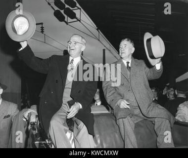 Siegreich Präsident Harry Truman und VP-elect Alben Barkley an der Union Station. Sie haben nach Washington, D.C. zurück nach der Wahl 1948, die Truman erwartet wurde, zu verlieren. Sie sitzen auf dem Rücken eines Fahrzeugs öffnen, ihre Hüte in die Menge winkte. 07.11.1948. - (BSLOC 2014 14 26) Stockfoto