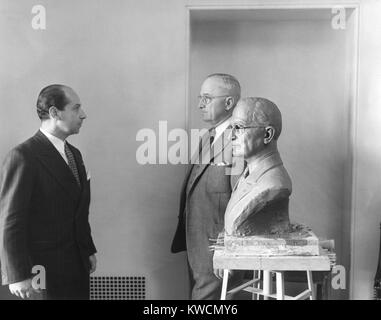 Präsident Harry Truman stellt neben der Büste des Künstlers Felix de Weldon (links). 7. Januar 1949 - (BSLOC 2014 14 29) Stockfoto