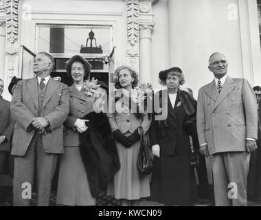 Präsident Truman und VP-Barkley wählen im Weißen Haus nach der Wahl 1948. L bis R: Alben Barkley, Marian Barkley Truitt, Margaret Truman, Bess Truman, und Präsident Harry Truman. November 5, 1948. - (BSLOC 2014 15 55) Stockfoto