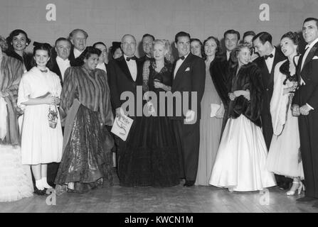 Präsident Harry Truman wirft mit Künstlern des Eröffnungs-Gala im National Guard Armory statt. Jan. 19, 1948. L bis R: Lena Horne, Margaret O'Brien, George Jessel, keine ID, Dorothy Maynor, keine ID, keine ID, Präsident Harry Truman, Phil Harris, Alice Faye, Phil Regan, keine ID, Lucy Monroe, keine ID, keine ID, Jane Powell, Gene Kelly, Sally De Marco, Tony De Marco. - (BSLOC 2014 15 64) Stockfoto