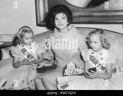 First Lady Jacqueline Kennedy mit der American Heart Association von Herzen für die Zwillinge. Die Begegnung mit Donna und Debbie Horst eröffnet der Wohltätigkeitsorganisation jährlichen Spendenaktion. Februar 1, 1961. - (BSLOC 2014 14 52) Stockfoto