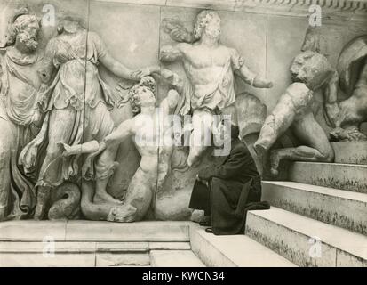 Charlie Chaplin auf den Stufen der griechischen verändern im Pergamon Museum in Berlin. 13. März 1931. -(BSLOC 2014 14 6) Stockfoto