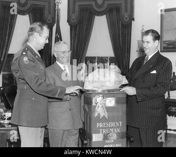 Präsident Harry Truman akzeptiert eine Türkei von Senator Olin Johnston von South Carolina. L-R: Oberst Lewis Jackson, Präsident Truman, Senator Johnston. November 25, 1946. - (BSLOC 2014 15 88) Stockfoto