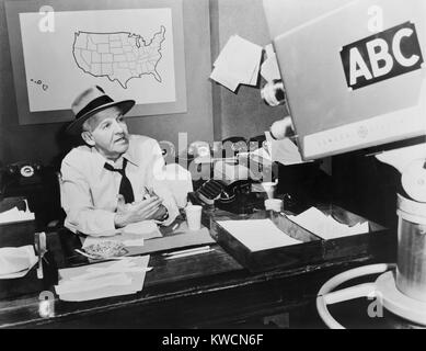 Walter Winchell, während der TV-Ausstrahlung von seinem wöchentlichen Radioprogramm Klatsch. 1953 - (BSLOC 2014 17 100) Stockfoto