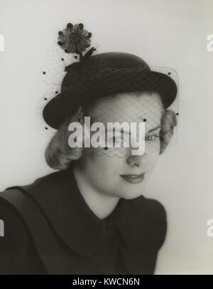 Grace Kelly Modellierung einen verschleierten Hut im Alter von 19 Jahren im Jahr 1949. Sie studierte an der American Academy of Dramatic Arts in New York. -(BSLOC 2014 17 102) Stockfoto