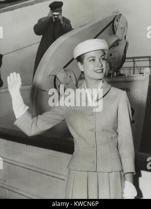 Grace Kelly Wellen aus der Ozeandampfer SS Verfassung vor Segeln für Monaco. April 4, 1956. Sie heiratete Prinz Rainer, der Herrscher des kleinen Fürstentums am 19. April 1956. - (BSLOC 2014 17 103) Stockfoto