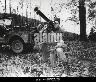Elvis Presley training mit einer Panzerfaust auf Manöver in Deutschland. In Deutschland war er vom 1. Oktober 1958, bis 2. März 1960, mit 1. Medium Tank Battalion, 3d Armored Division. Ca. 1959 - (BSLOC 2014 17 105) Stockfoto