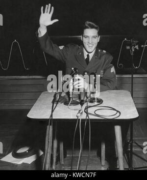 Sgt. Elvis A. Presley beantwortet Frage für die zivilen und militärischen Presse. 1. März 1960. Gefragt, warum er als reguläre Soldat statt als Teil der Service-Club serviert er sagte: "Leute erwarteten mich, durcheinander zu bringen... Ich war entschlossen zu gehen keine Grenzen um anders zu prüfen ". -(BSLOC 2014 17 107) Stockfoto