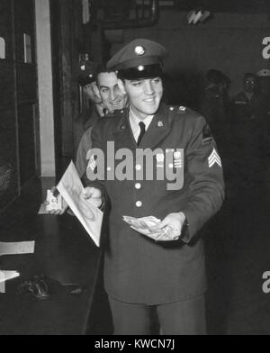 Sergeant Elvis A. Presley, 32nd Armored, 3rd Armored div sammeln seine letzten bezahlen als er Zivilleben wieder betritt. 5. März 1960. -(BSLOC 2014 17 108) Stockfoto
