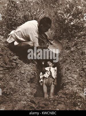 Mann begraben, ein Kind in ein seichtes Grab in einem ländlichen Hengyang oder der Provinz Yunnan, China. 1946 Foto von Arthur Rothstein. - (BSLOC 2014 15 149) Stockfoto