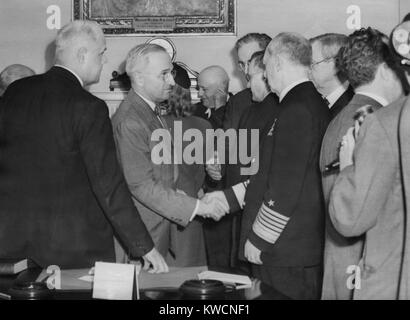 Eine feierliche Harry Truman schüttelt Hände mit Admiral William Leahy, nachdem er als Präsident vereidigt. Mit George Marshall, Leahy hatte der FDR top Berater während des zweiten Weltkriegs wurde. - (BSLOC 2014 15 17) Stockfoto