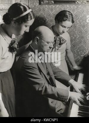 Die Cellisten Pablo Casals war auch ein Komponist. In seiner katalanischen Heimat spielte er mit zwei Nichten, seine neueste Komposition auf einem Klavier. Ca. 1930-38. -(BSLOC 2014 17 199) Stockfoto